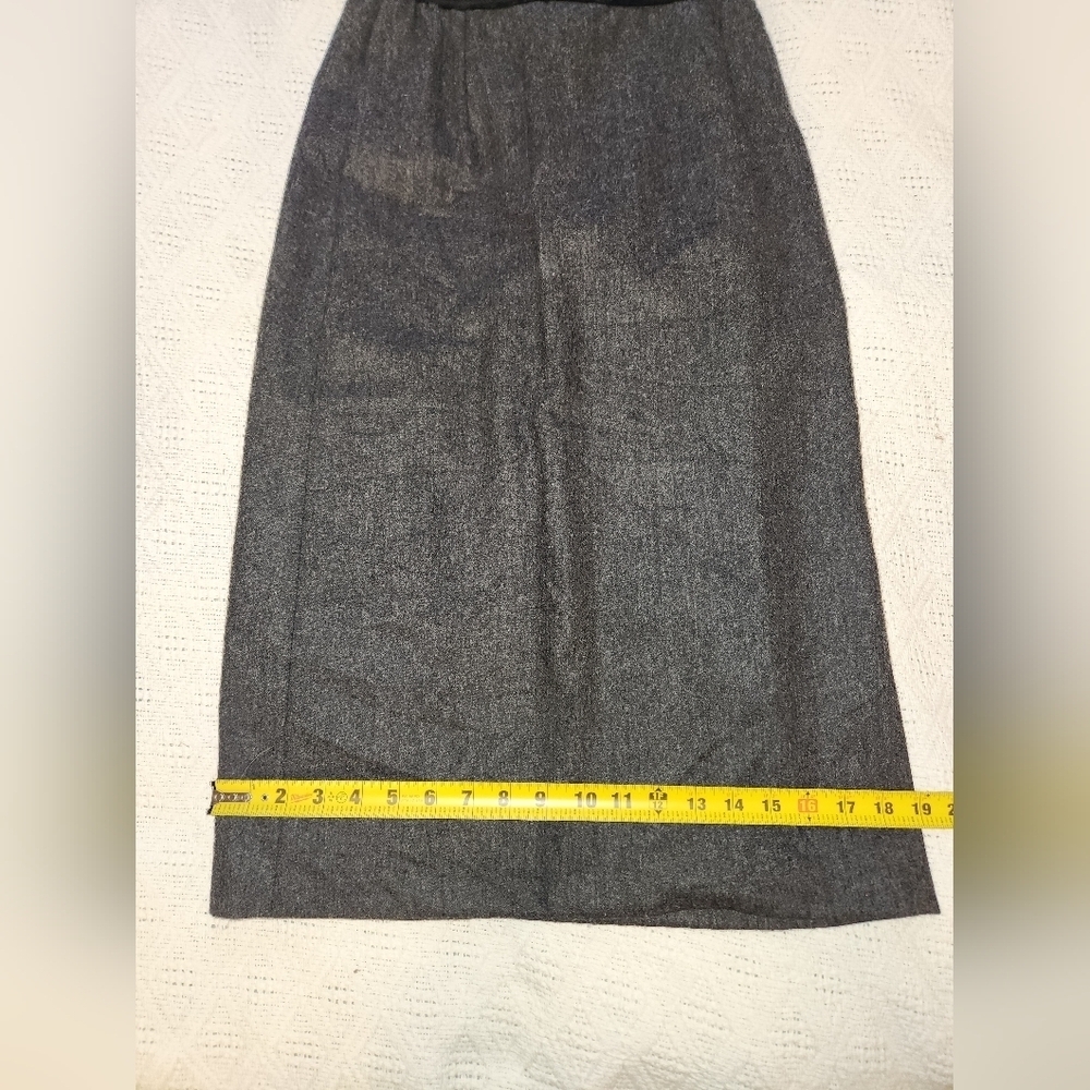 Elegant Gray and Black Wool Women's Valentino Miss V Skirt - Picture 3 of 14